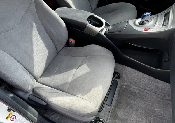 Toyota Prius cena 49999 przebieg: 147000, rok produkcji 2015 z Raszków małe 529
